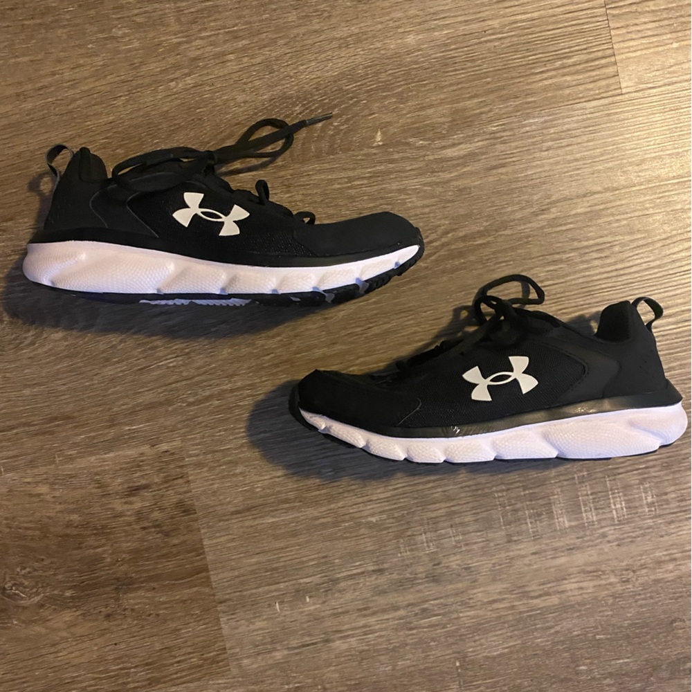Underarmour youth shoes